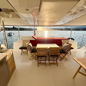 https://floatinn-boat-bnb.genevahotels4all.com